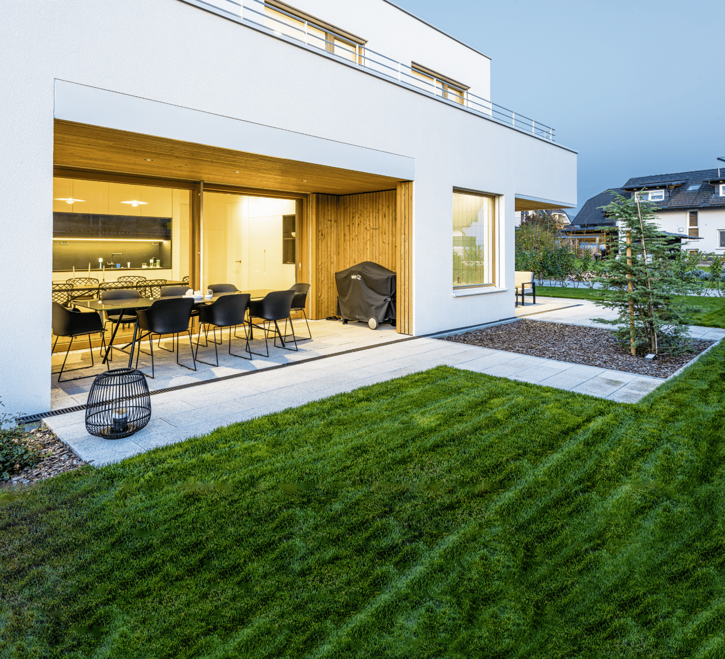 Lumar Haus zeigt ein Wohnhaus mit gepflegtem Garten und praktischer Terrasse.
