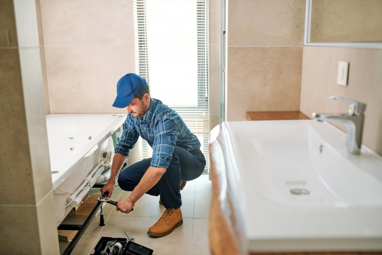 Techniker beim Einstellen einer Einbau-Badewanne von LVI Haustechnik.