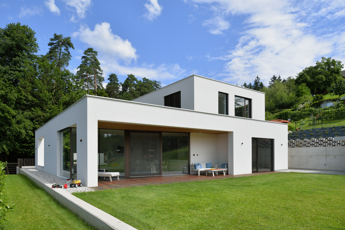 Kubisches Architektenhaus mit Fenstern, Terrassentüren und Verglasung von M SORA.