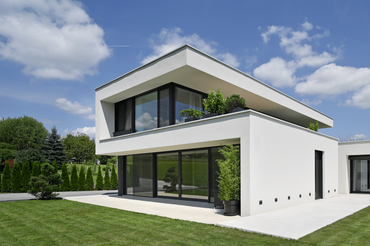 Modernes Architektenhaus in S-Form mit M SORA Vollverglasung sowie deckenhohen, barrierefreien Schiebetüren zur Terrasse hin.