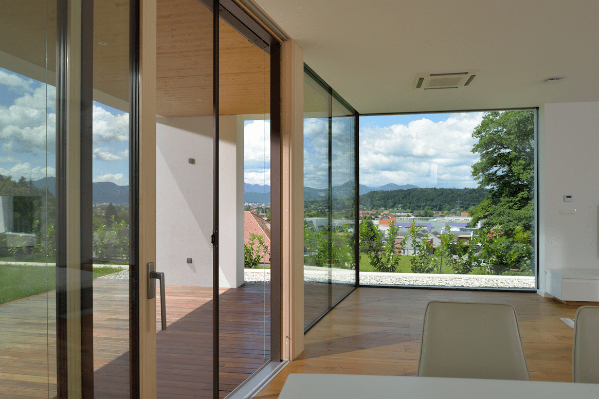 Terrasse mit deckenhohen Fenstern und barrierefreien Balkontüren aus Glas von M SORA.