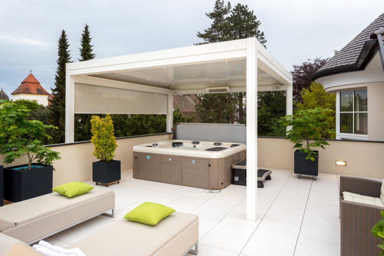 Terrasse mit Whirlpool und einer Pergola samt Beschattung der Firma Maderböck.