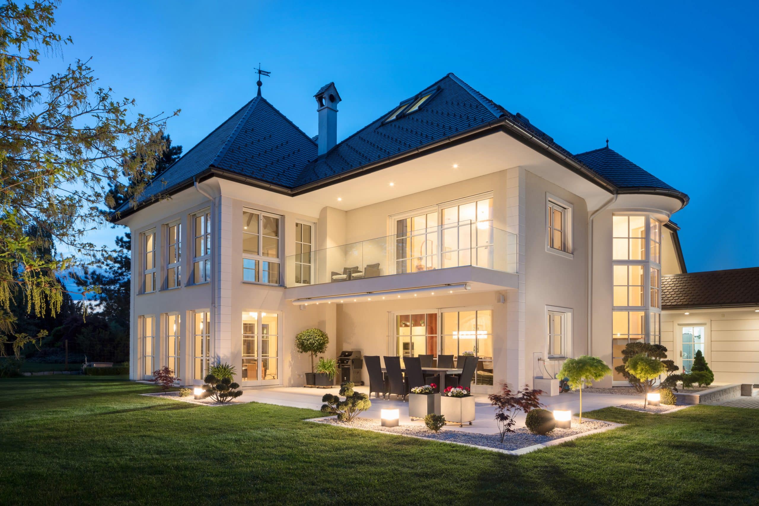 Helles Einfamilienhaus im klassischen Stil mit schönem Garten, Terrasse, Balkon mit Glasgeländer, deckenhohen Fenstern und barrierefreien Terrassentüren der Firma Maderböck.