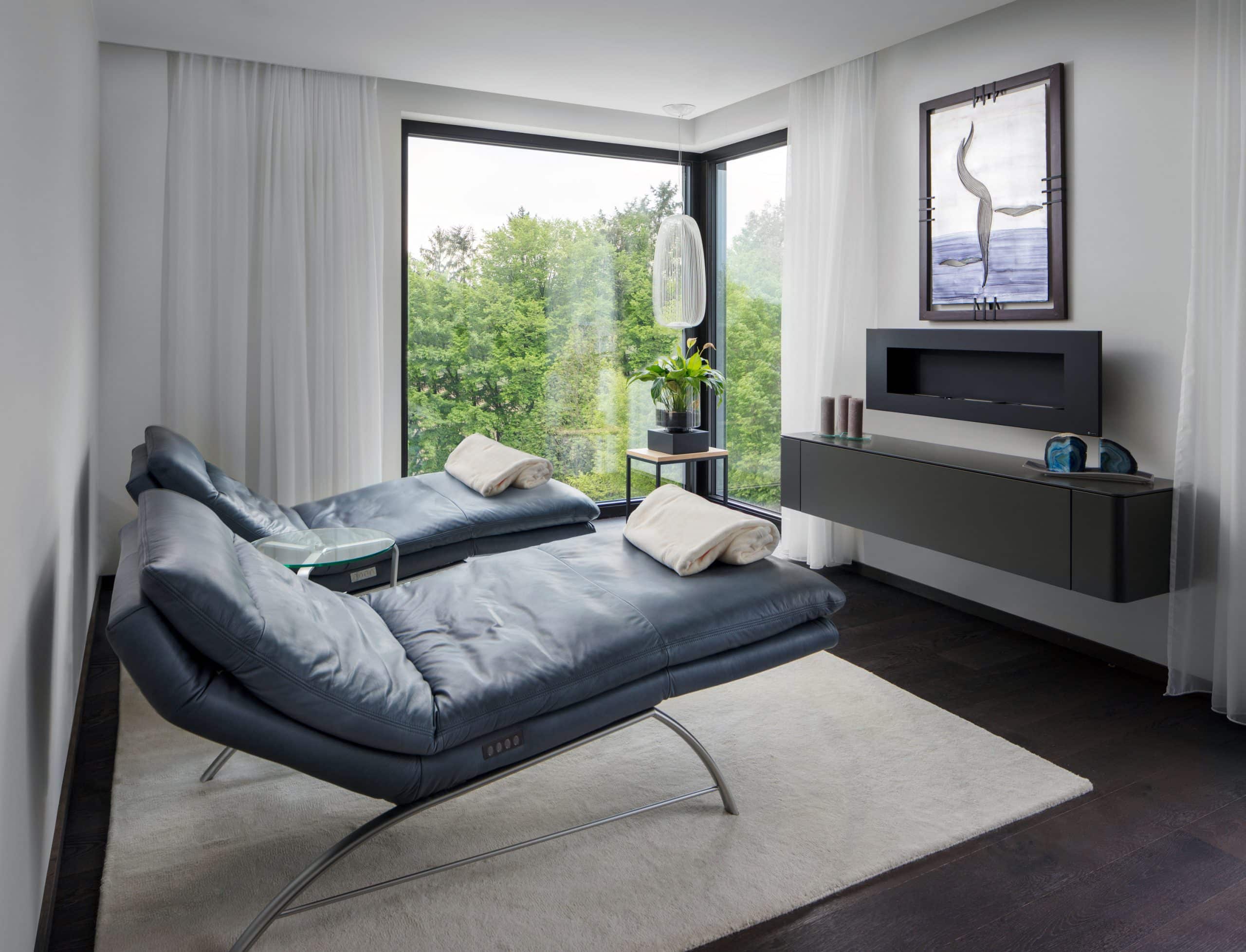 Schlafzimmer mit deckenhoher Glaswand und großer Terrassentür der Firma Maderböck.