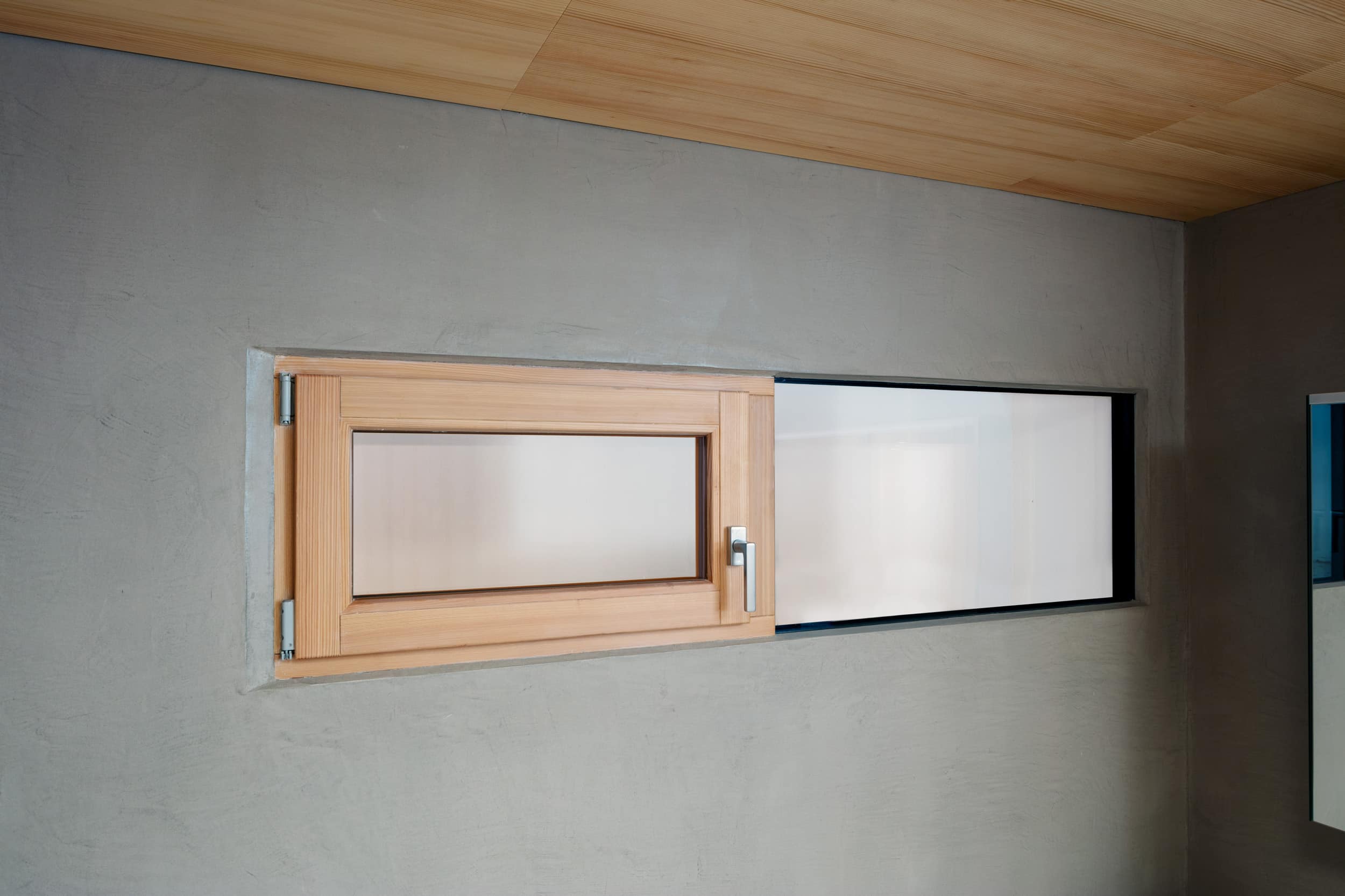 Kleine, schmale Holzfenster der Firma Maderböck.