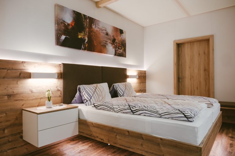 Modernes Schlafzimmer in Holz mit rustikaler Oberflächenhaptik auf der Baumesse Oberwart.