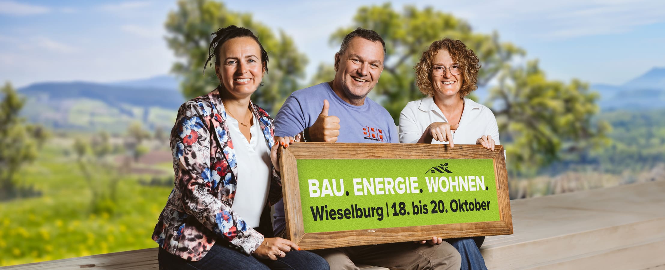 Marion Heim (Geschäftsführung Messe Wieselburg) und Esther Lehsiak (Projektleitung) freuen sich gemeinsam mit Günther Nussbaum (bekannt aus der TV-Show „Pfusch am Bau“) auf die Messe BAU ENERGIE WOHNEN in Wieselburg vom 18. bis 20. Oktober 2024.