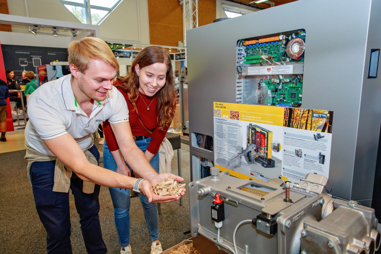 Besucher begutachten das Ergebnis aus einem Hackgutkessel auf der Messe Wieselburg.