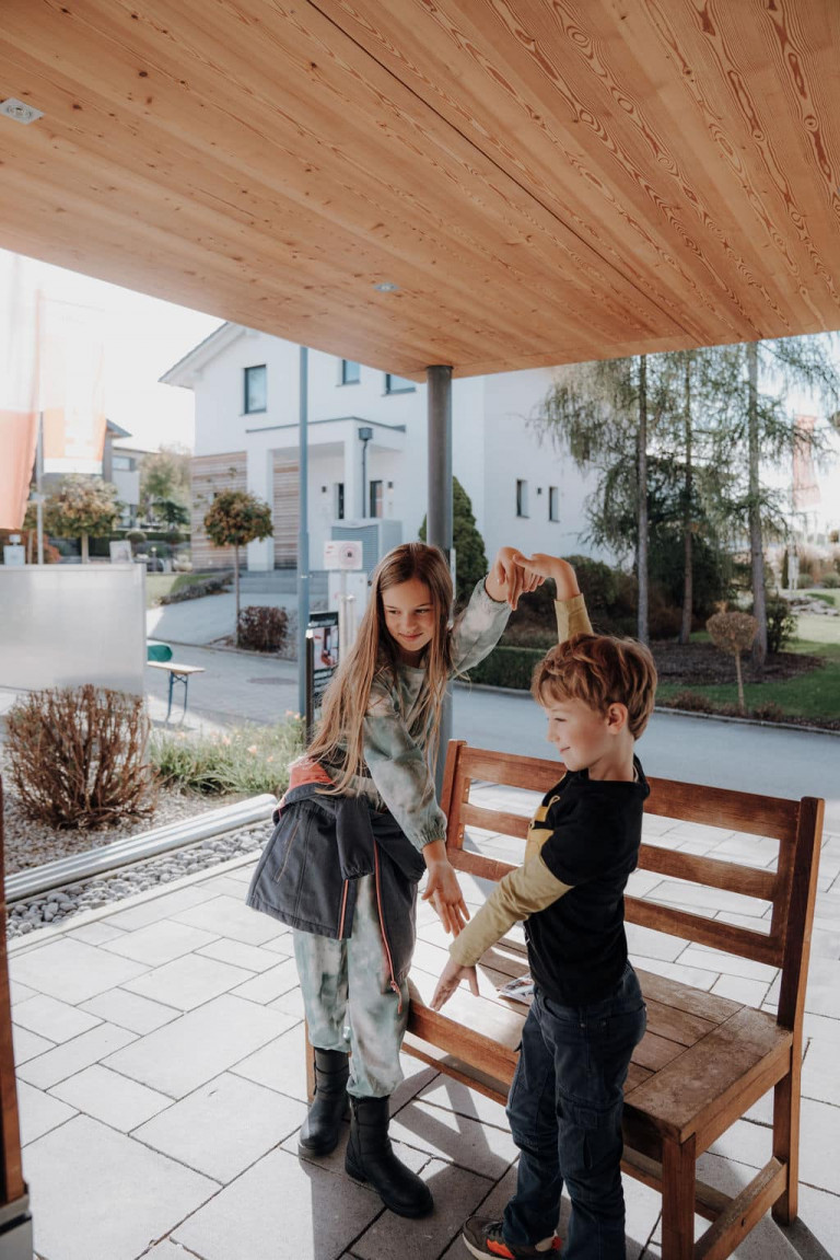 Ausgelassene spielende Kinder auf der Herbstmesse 2024 der Musterhausparks Eugendorf, Haid und Graz.