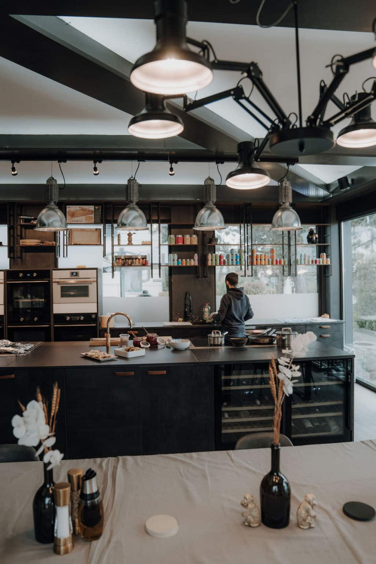 Die Schauküche eines Musterhauses wird zum Cateringbereich der Hausmesse.