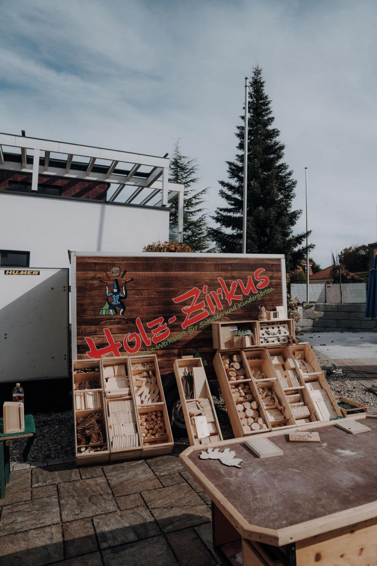 Der Holz-Zirkus bringt den Besuchern im Musterhauspark den Naturbaustoff Holz näher.