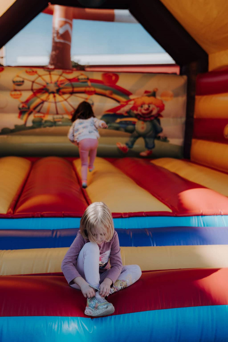 Kinder spielen ausgelassen in der Hüpfburg der Musterhauspark Herbstmesse 2024.