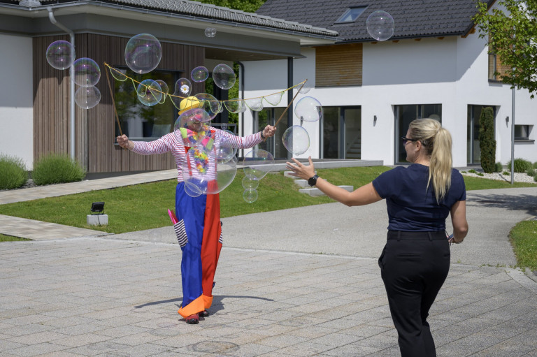 Ein Clown sorgt für Familienunterhaltung im Musterhauspark Haid.