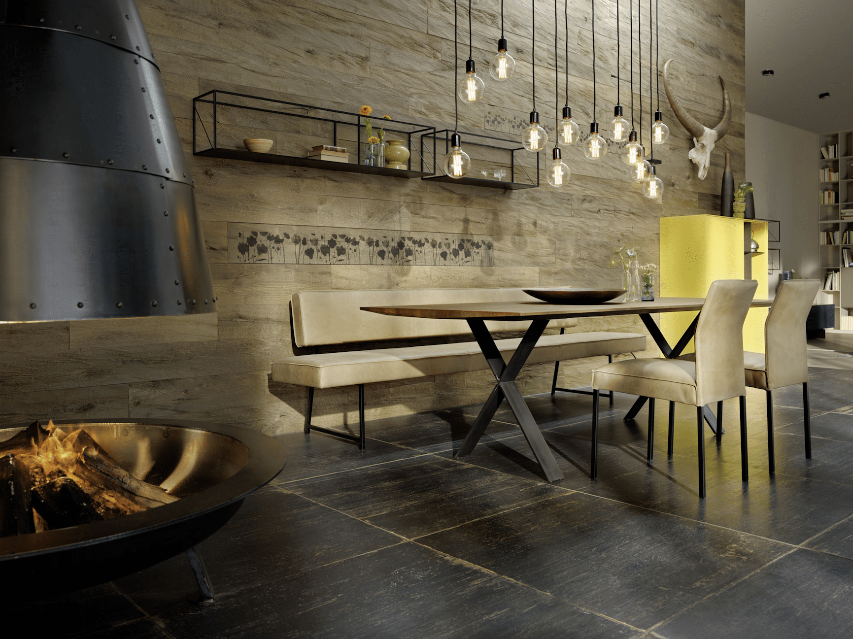 Pointinger | kochen & wohnen zeigt ein rustikal-modernes Esszimmer von haas mit einer offenen Feuerstelle und verspielter Hängeleuchte.