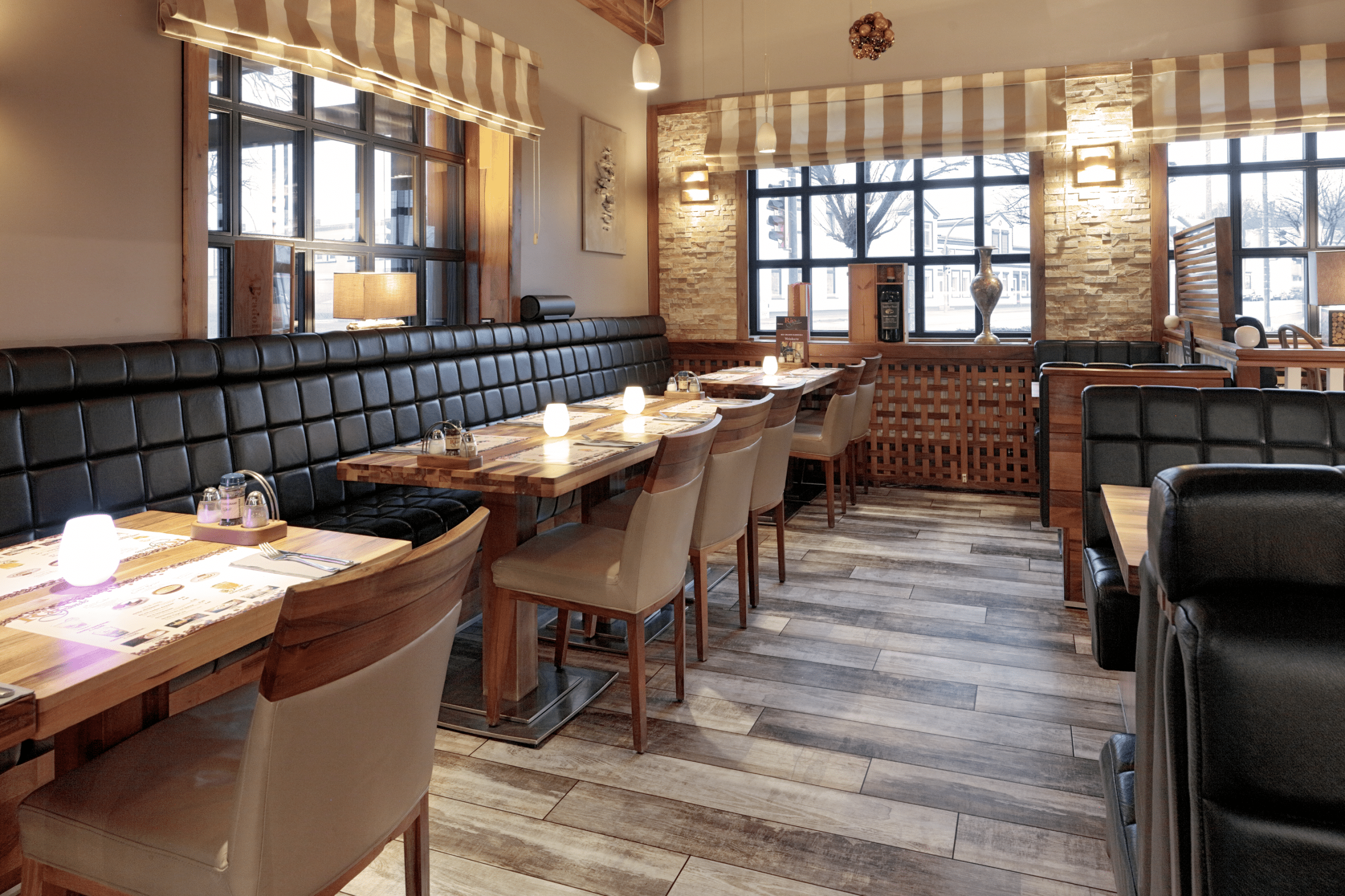 Der Designboden von PROJECT FLOORS in rustikaler Holzoptik mit Fugenprofil macht das Steakhaus Rio Grande zu einem echten Hingucker.