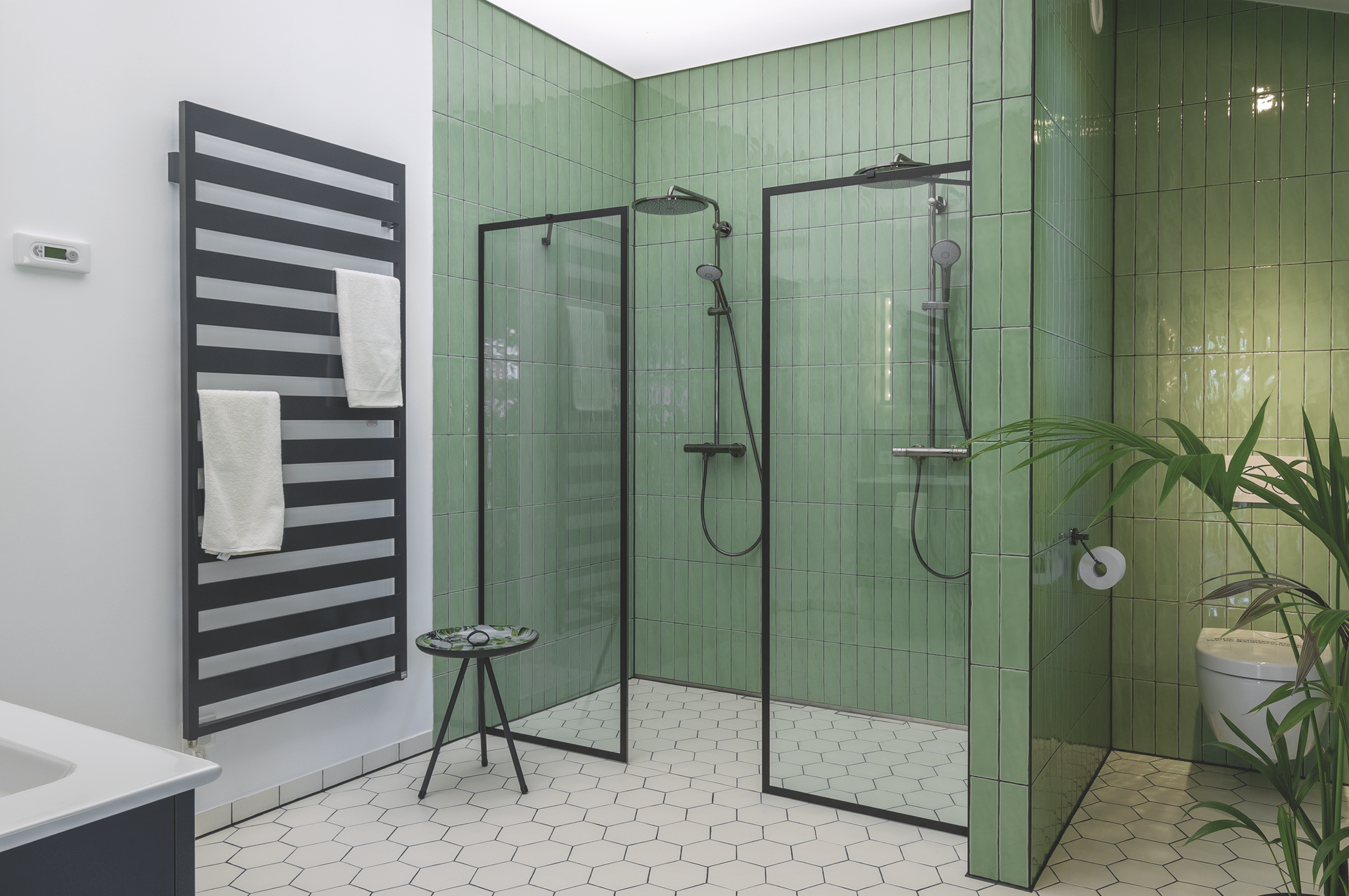 Innenansicht des Regnauer Musterhauses "Liesl" - Fokus auf das Badezimmer mit barrierefreier Walkin-Dusche.