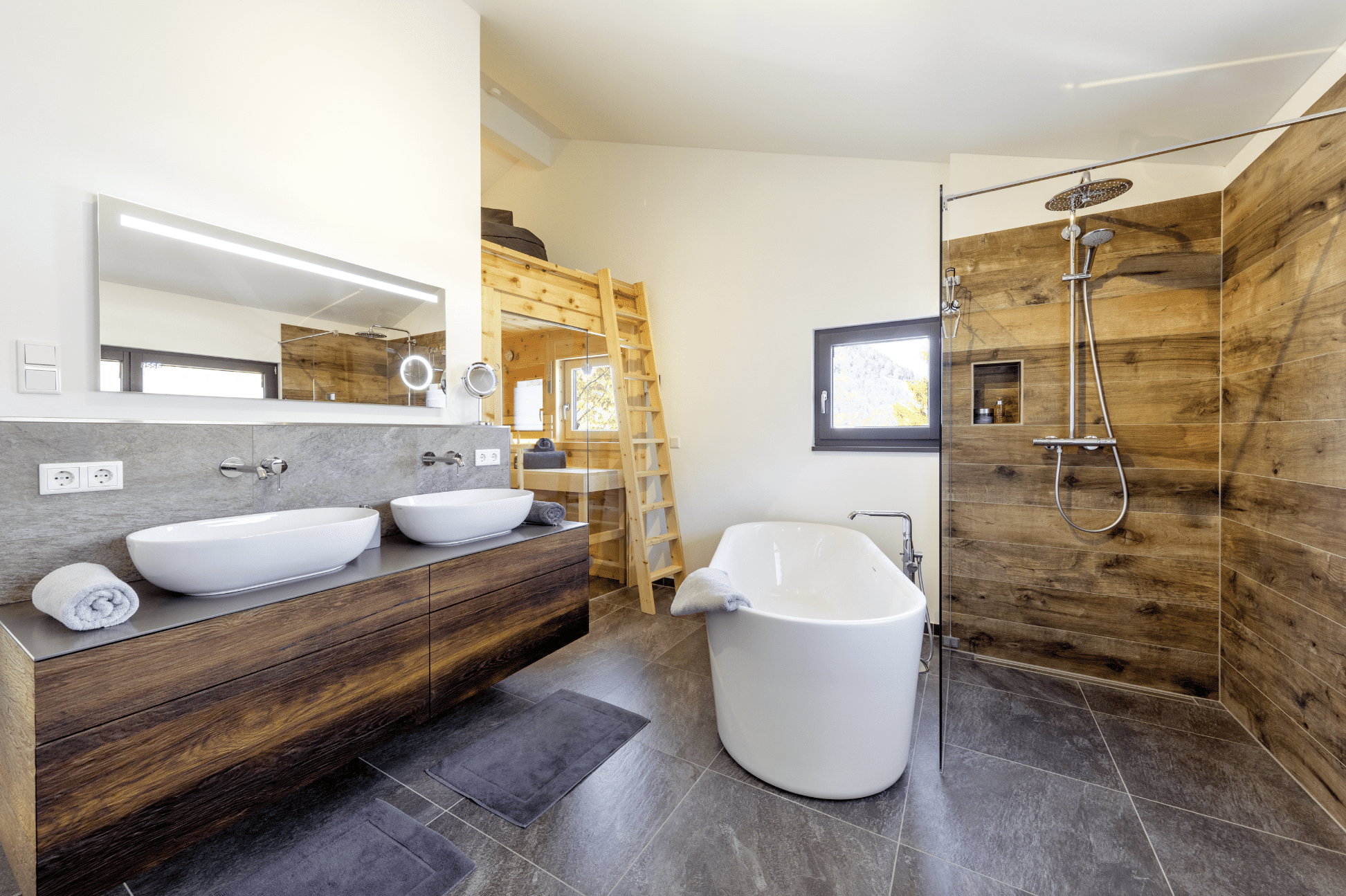 Modernes Badezimmer mit freistehender Badewanne, Walk-In Dusche und einer wohltuenden Sauna in einem Regnauer Fertighaus.