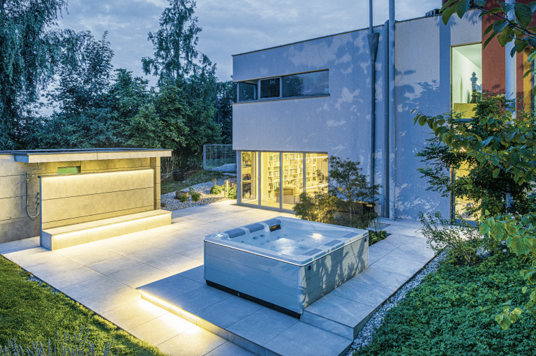 Große Terrasse mit Whirlpool und Saunahaus mit Außendusche von SAUNA-SCHWIMMBAD RUHA Stelzmüller.