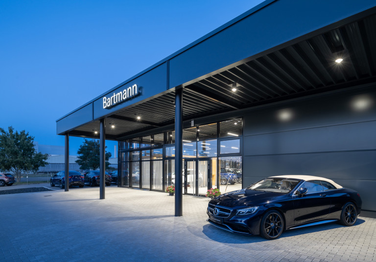 Autohaus Bartmann mit einer Beleuchtung von RZB Lighting.