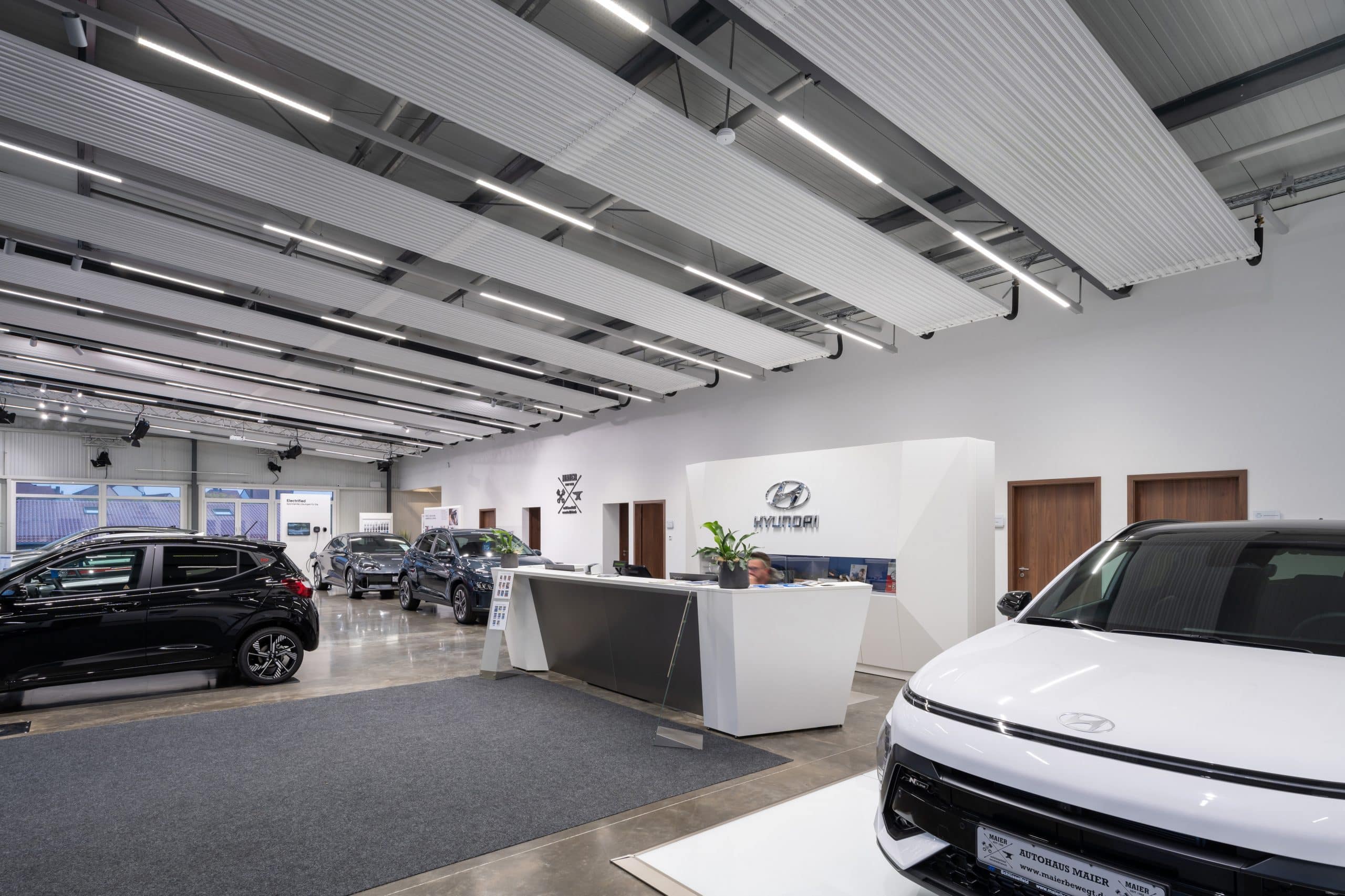 Autohaus Meier mit perfekter Beleuchtung von RZB Lighting.