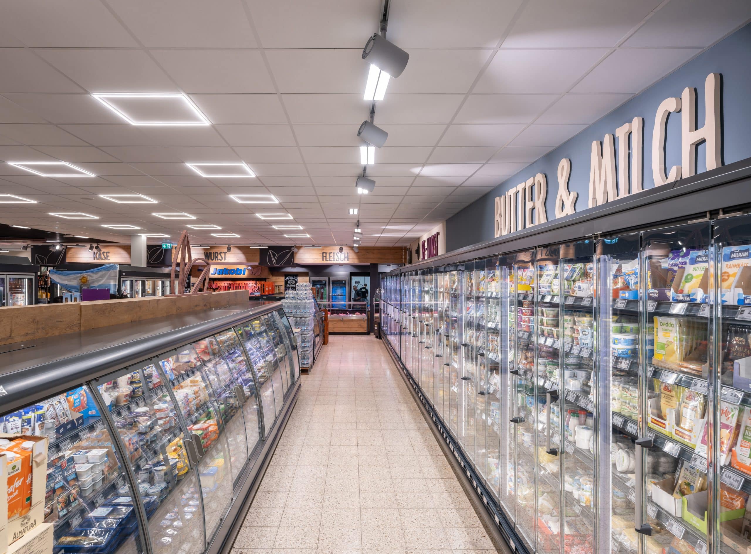 Edeka Jakobi mit einer Storebeleuchtung von RZB Lighting.