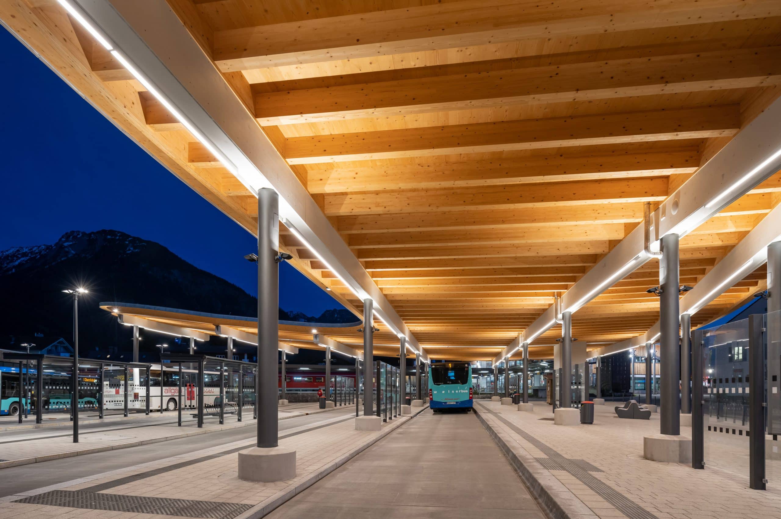 Busbahnhof mit einem Beleuchtungskonzept von RZB Lighting.