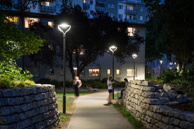 Parkanlage mit Straßenlaternen von RZB Lighting.