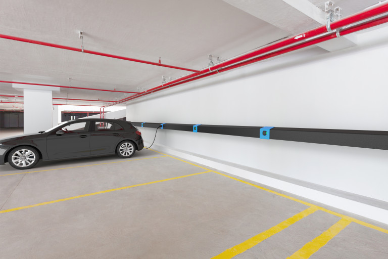 Tiefgarage mit Wandkanal-Ladestation von RZB Lighting.