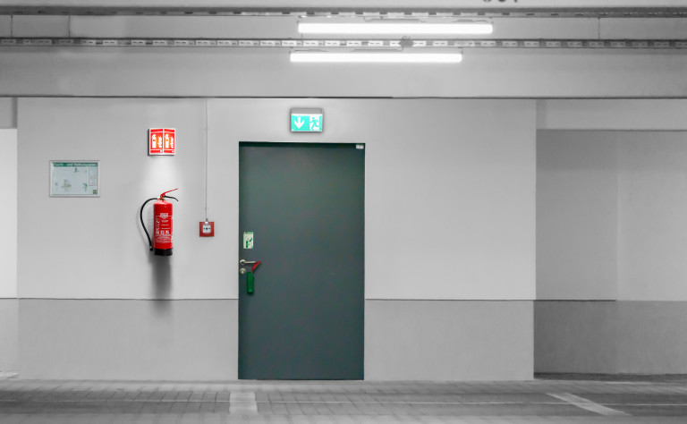 Sicherheitsbeleuchtung in einer Tiefgarage von RZB Lighting.