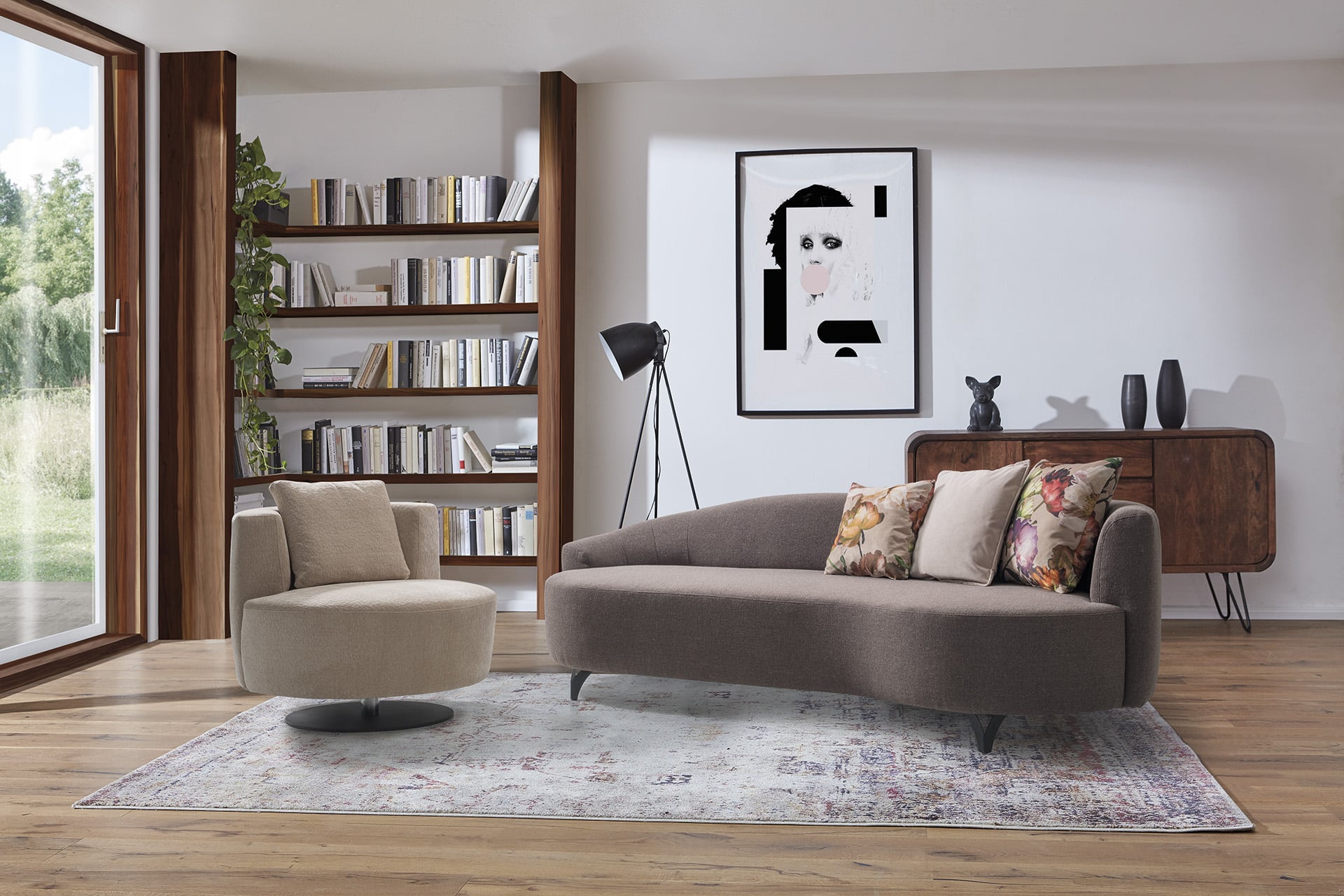 Bank und Sessel der Serie PABLO von sedda Polstermöbelwerke in stimmiger Wohnsituation.