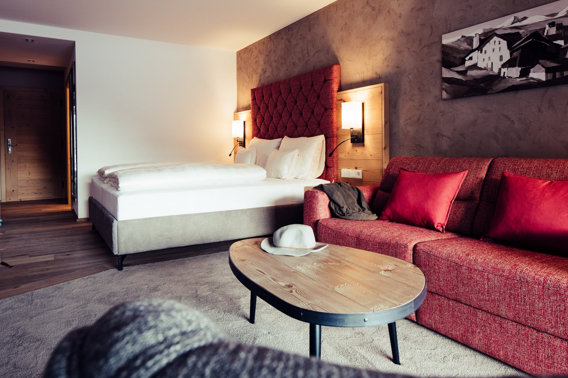 Gemütliches Hotelzimmer im Biohotel Bergzeit mit Couch und Boxspringbett von sedda Polstermöbelwerke.