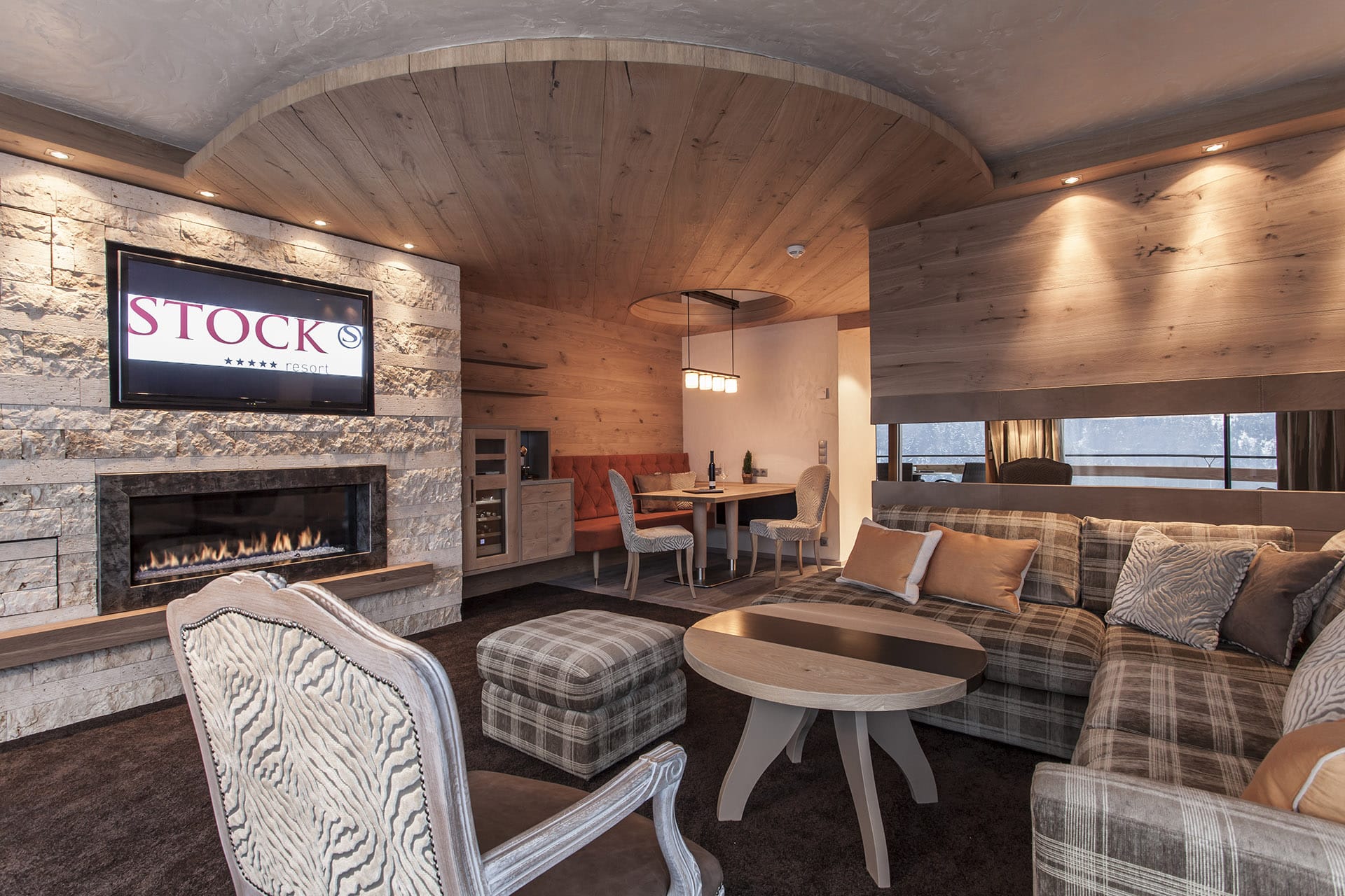 Rustikale-modernes Zimmer im Stock Resort mit gemütlichen Sitzmöglichkeiten von sedda Polstermöbelwerke.