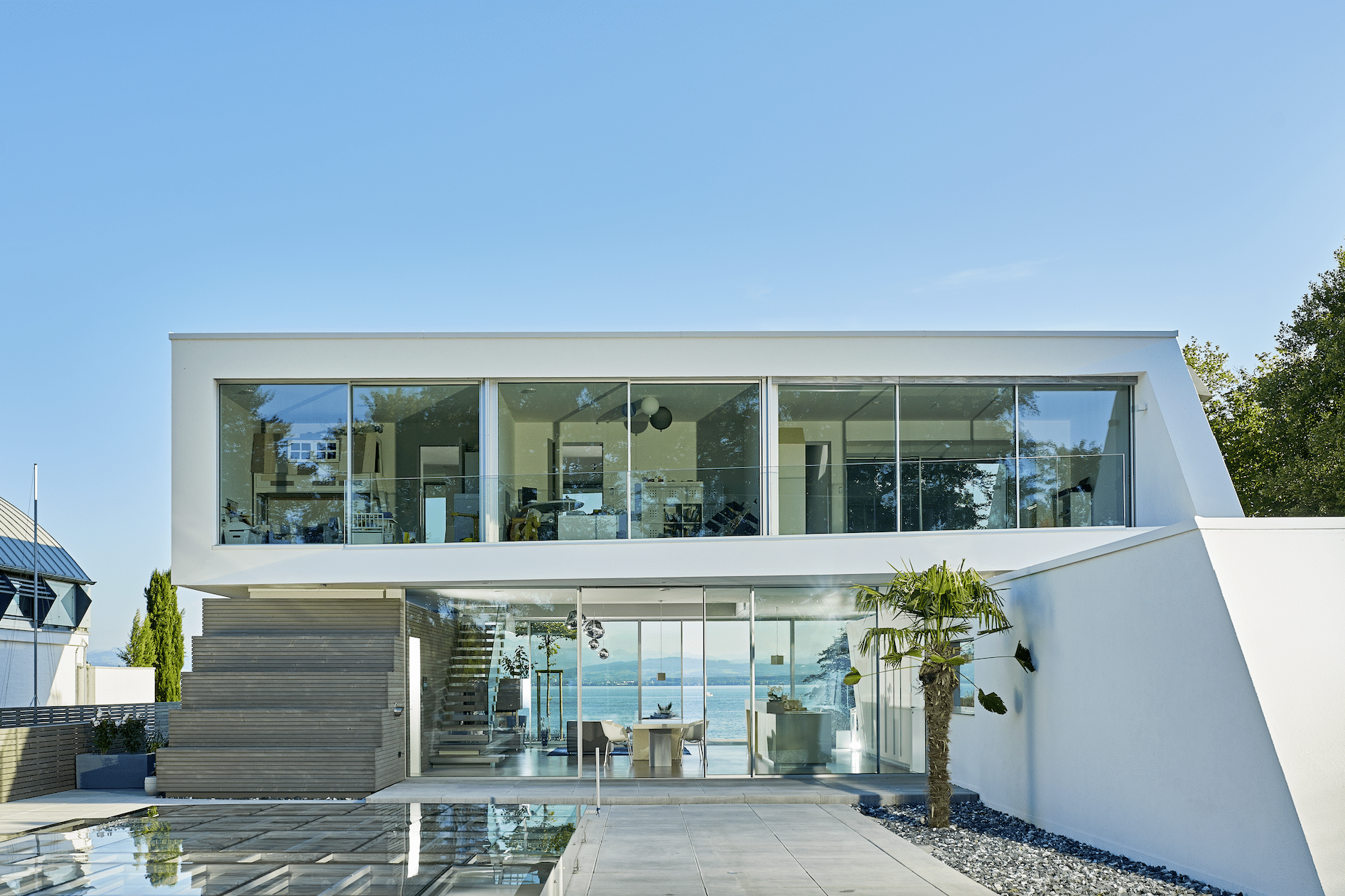 Architektonische Villa am Bodensee mit Ganzglassystemen von Solarlux.