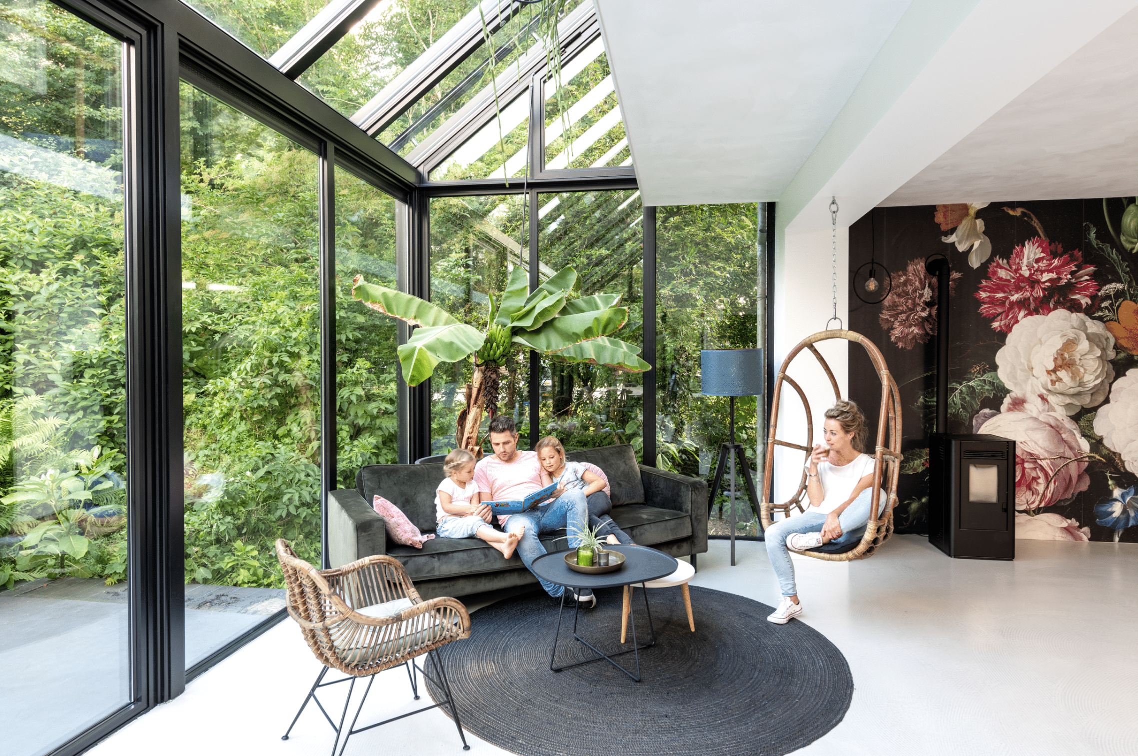 Einfamilienhaus mit zum Wohnraum hin offenem Wintergarten, ausgestattet mit teilweisem Glasdach und Glasfaltwänden von Solarlux.