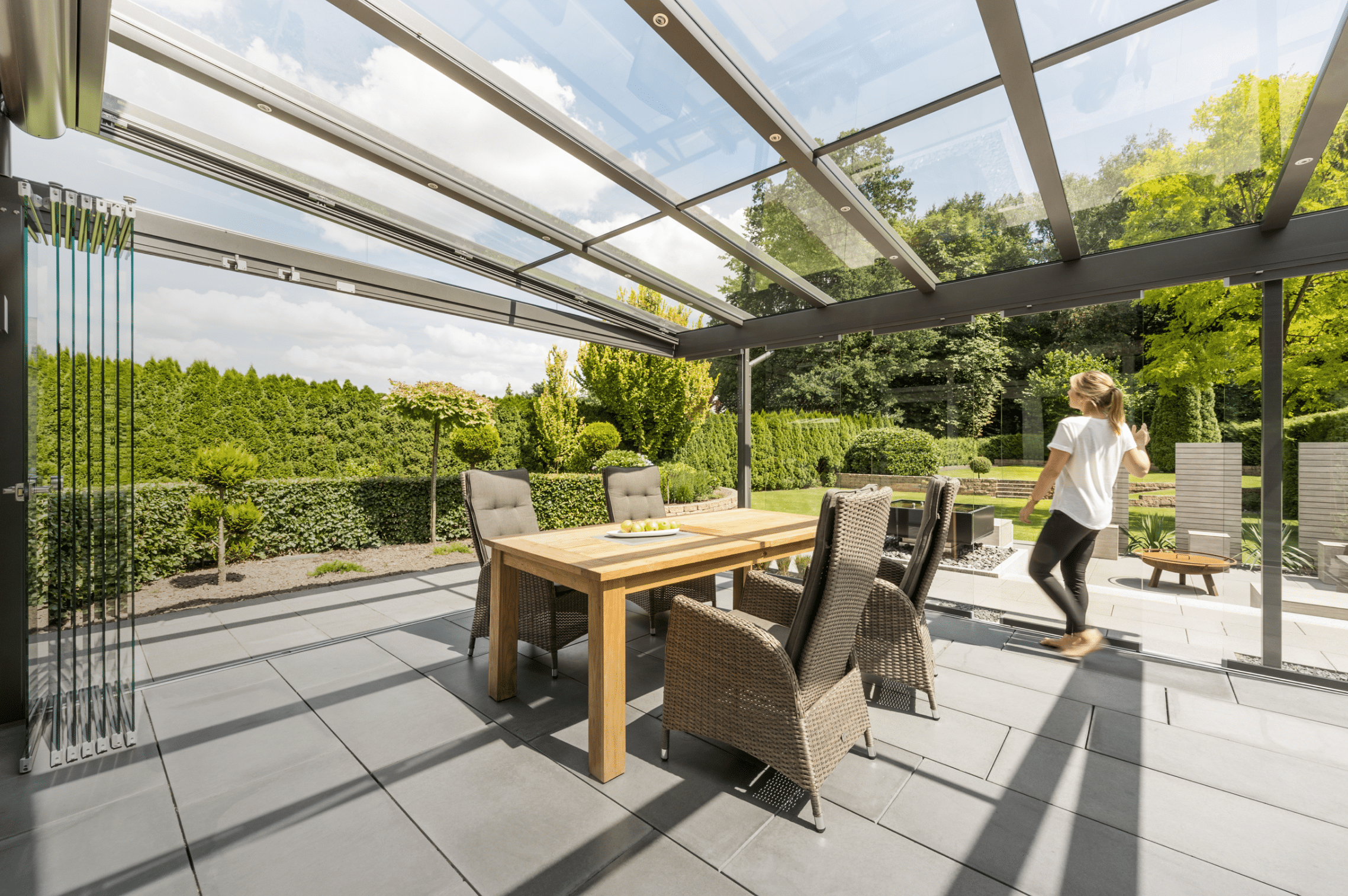 Esszimmer mit barrierefreiem Zugang zum Garten, deckenhohen Glasschiebetüren und einem Glas-Terrassendach von Solarlux.