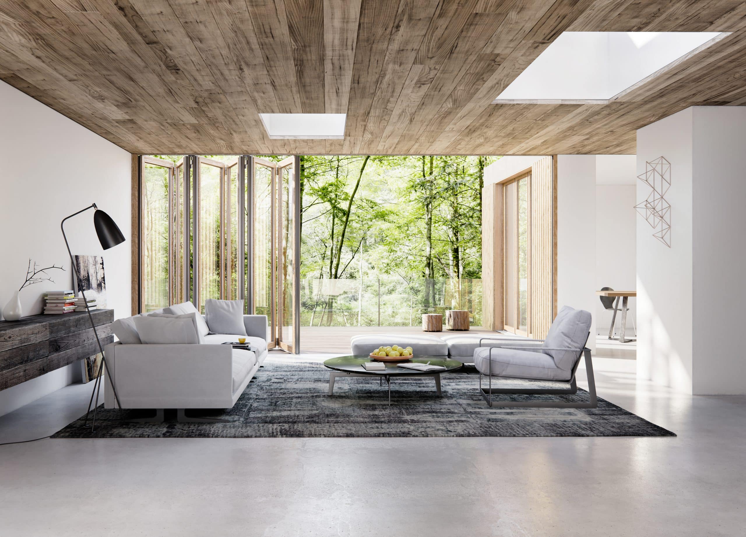 Solarlux zeig ein Wohnzimmer mit Sofa, schräger Lampe, Holzdecke, Fliesenboden vor einer Glasfaltwand die direkt auf eine Terrasse mit Glasgeländer führt.
