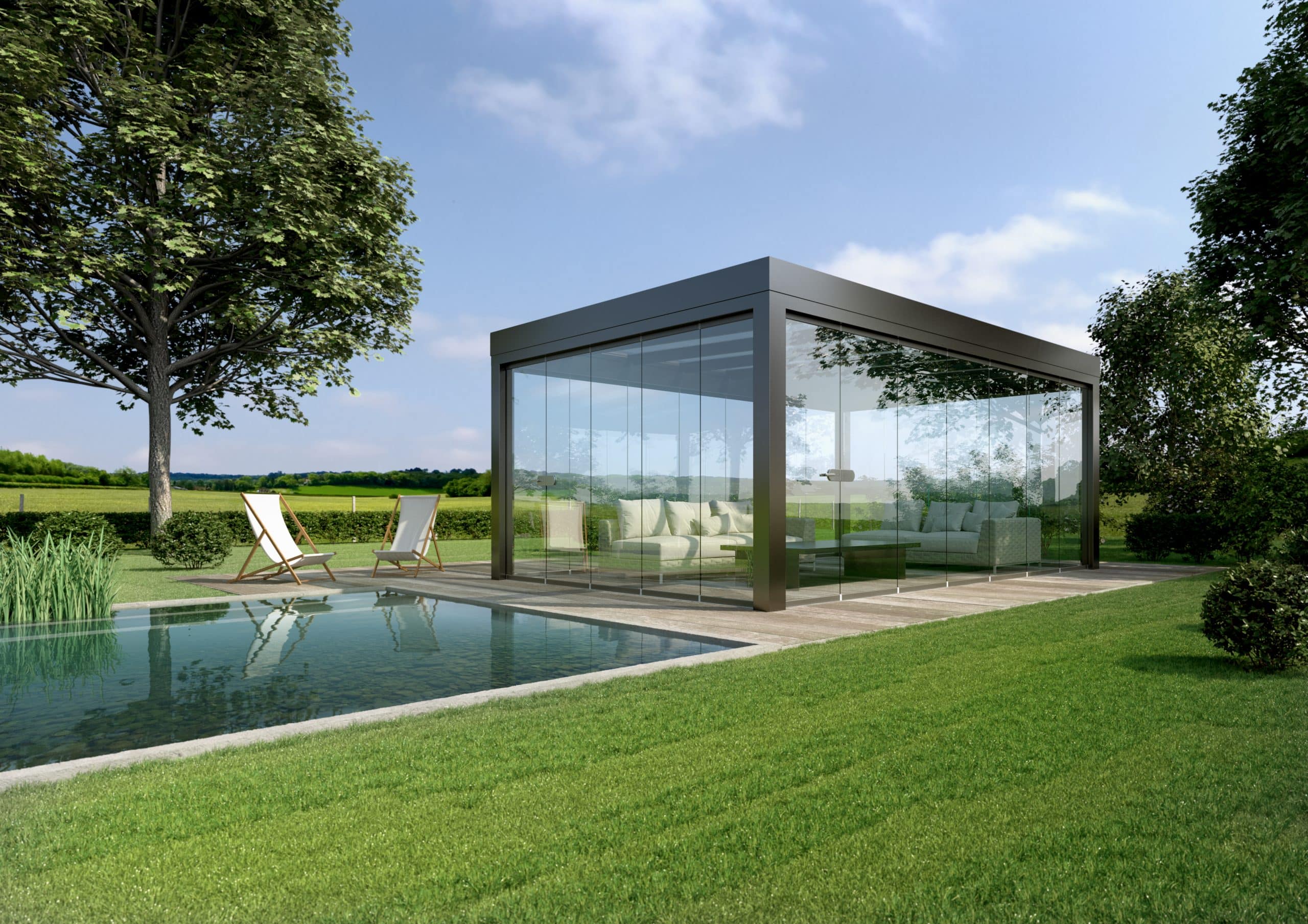 Solarlux zeigt ein barrierefreies Poolhaus aus Glas mit einer gemütlichen Lounge direkt vor einem Naturpool.