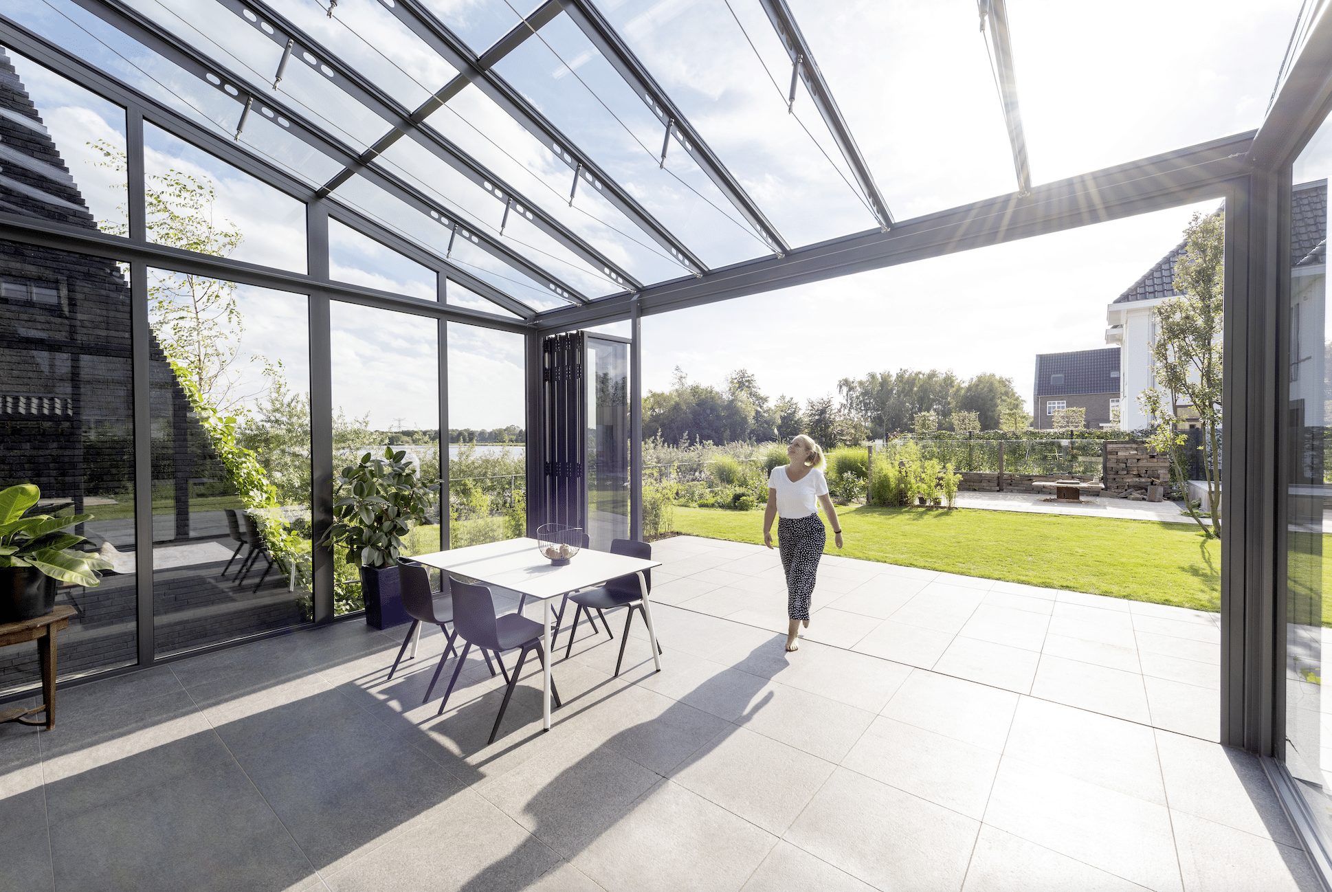 Mit dem Wintergarten von Solarlux schaffen Sie einen Raum, der viel Tageslicht ins Haus bringt und einen tollen Panoramablick in den Garten bietet.