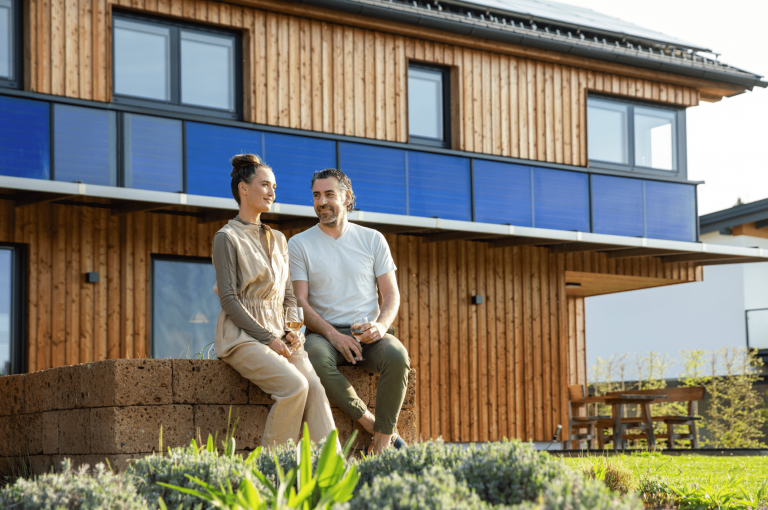 KIOTO Solar - eine Marke von Sonnenkraft präsentiert leicht montierbare Paneele für Solar und Photovoltaik auf Balkon und Gartenzaun - im Vordergrund mit einem Pärchen im Sonnenschein.