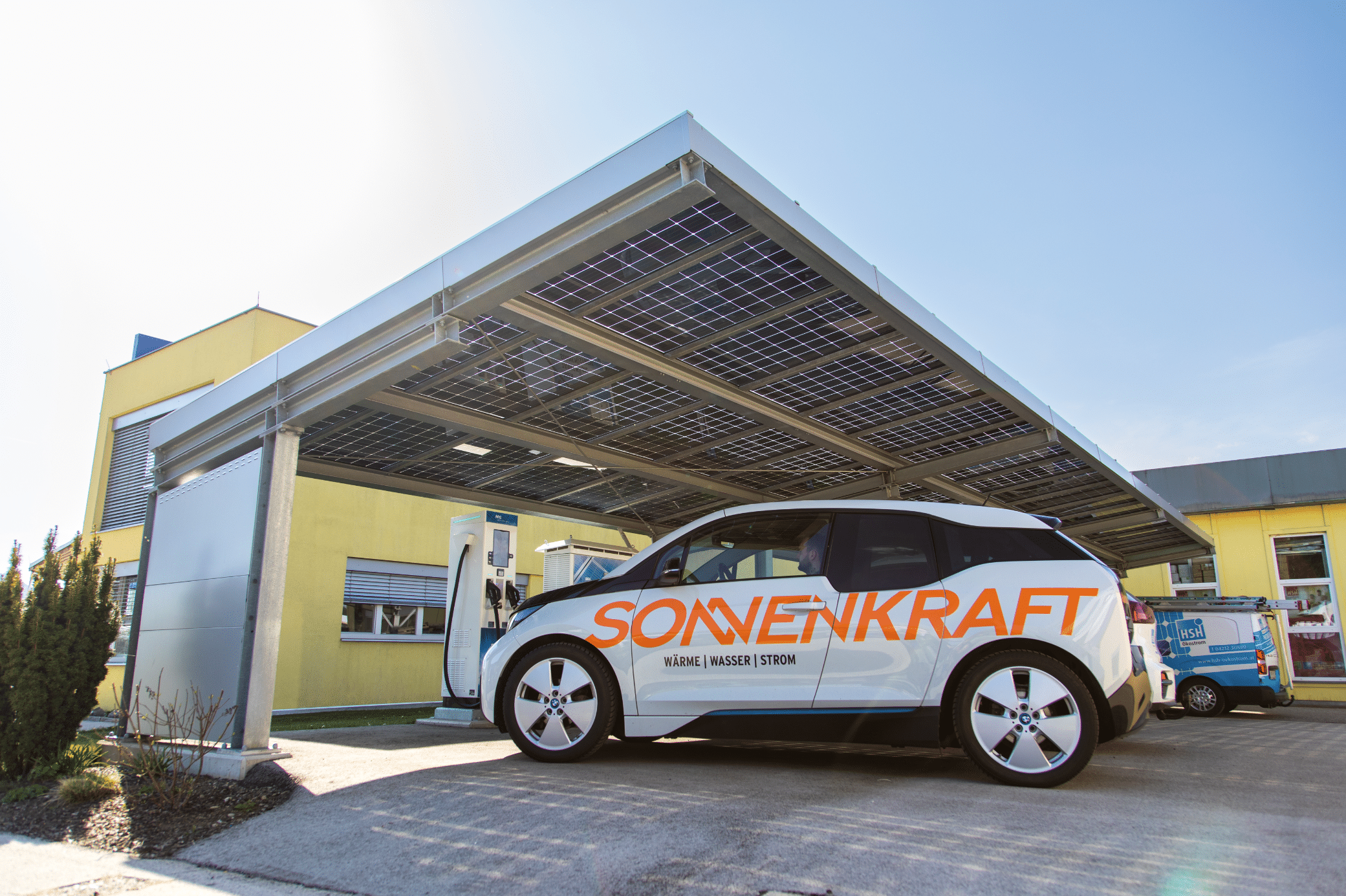 KIOTO Solar - eine Marke von Sonnenkraft präsentiert erneuerbare und nachhaltige Energie in Form von Photovoltaikpaneelen auf einem Carport und hilft dabei, das Klima zu schützen.
