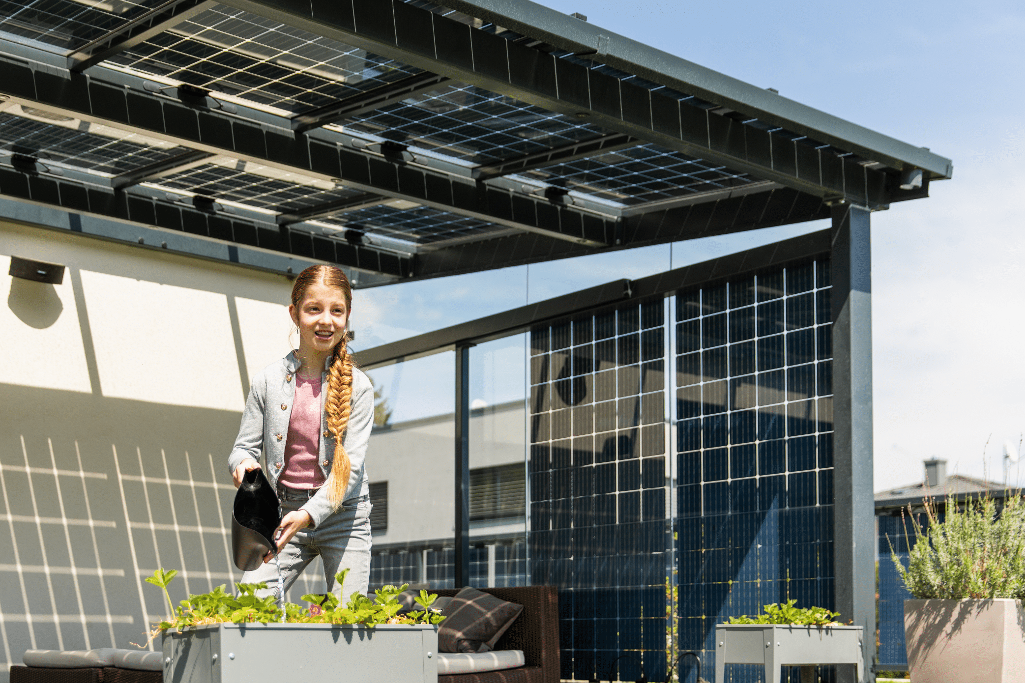 KIOTO Solar - eine Marke von Sonnenkraft zeigt erneuerbare und nachhaltige Energie in Form von Photovoltaikpaneelen auf einer Terrasse.