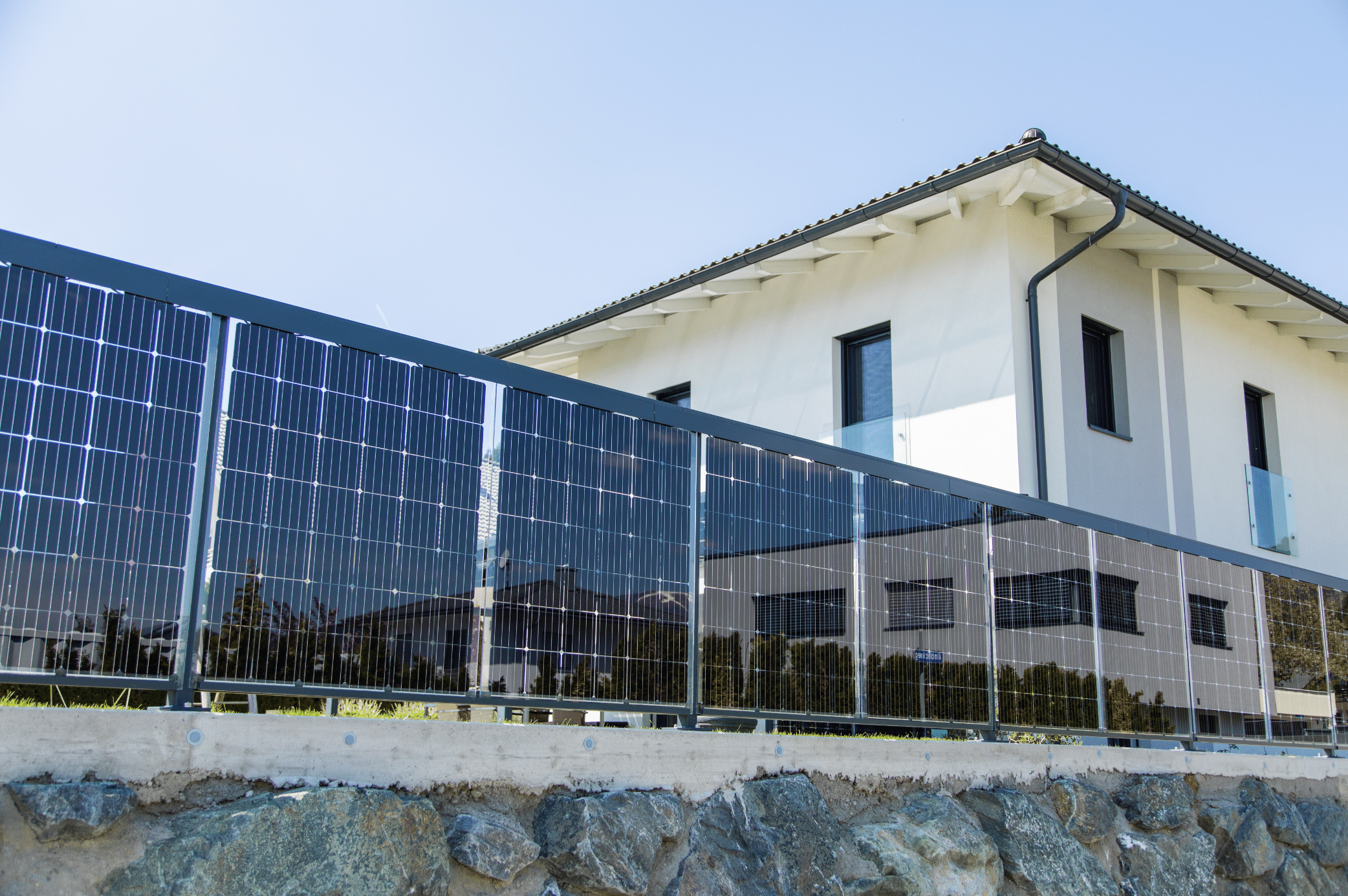 KIOTO Solar - eine Marke von Sonnenkraft zeigt erneuerbare und nachhaltige Energie in Form von Photovoltaikpaneelen auf einem Zaun.