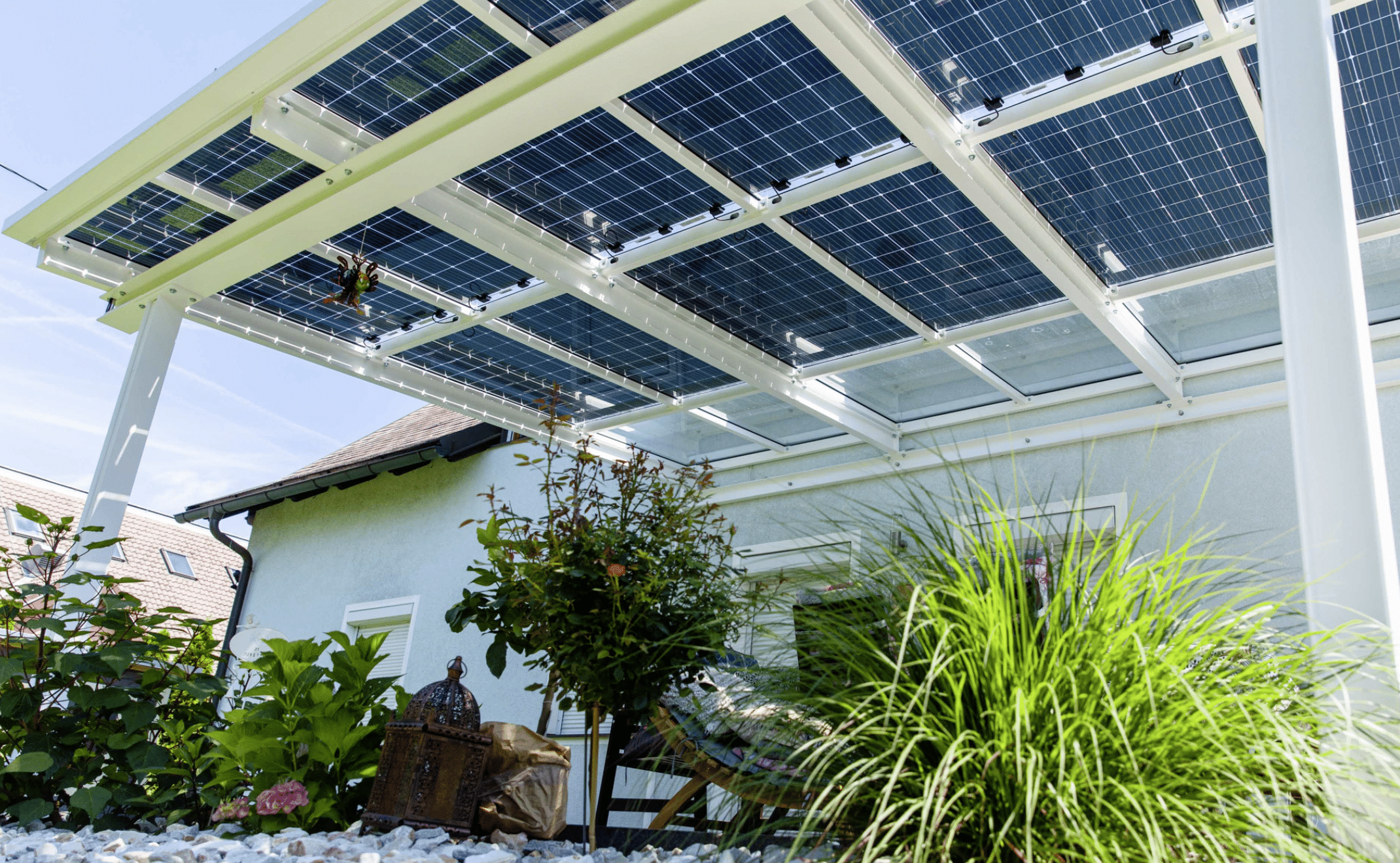 SONNENKRAFT zeigt eine Photovoltaikanlage, welche als Dach auf einem Carport dient,  um die Sonne den ganzen Tag einzufangen.