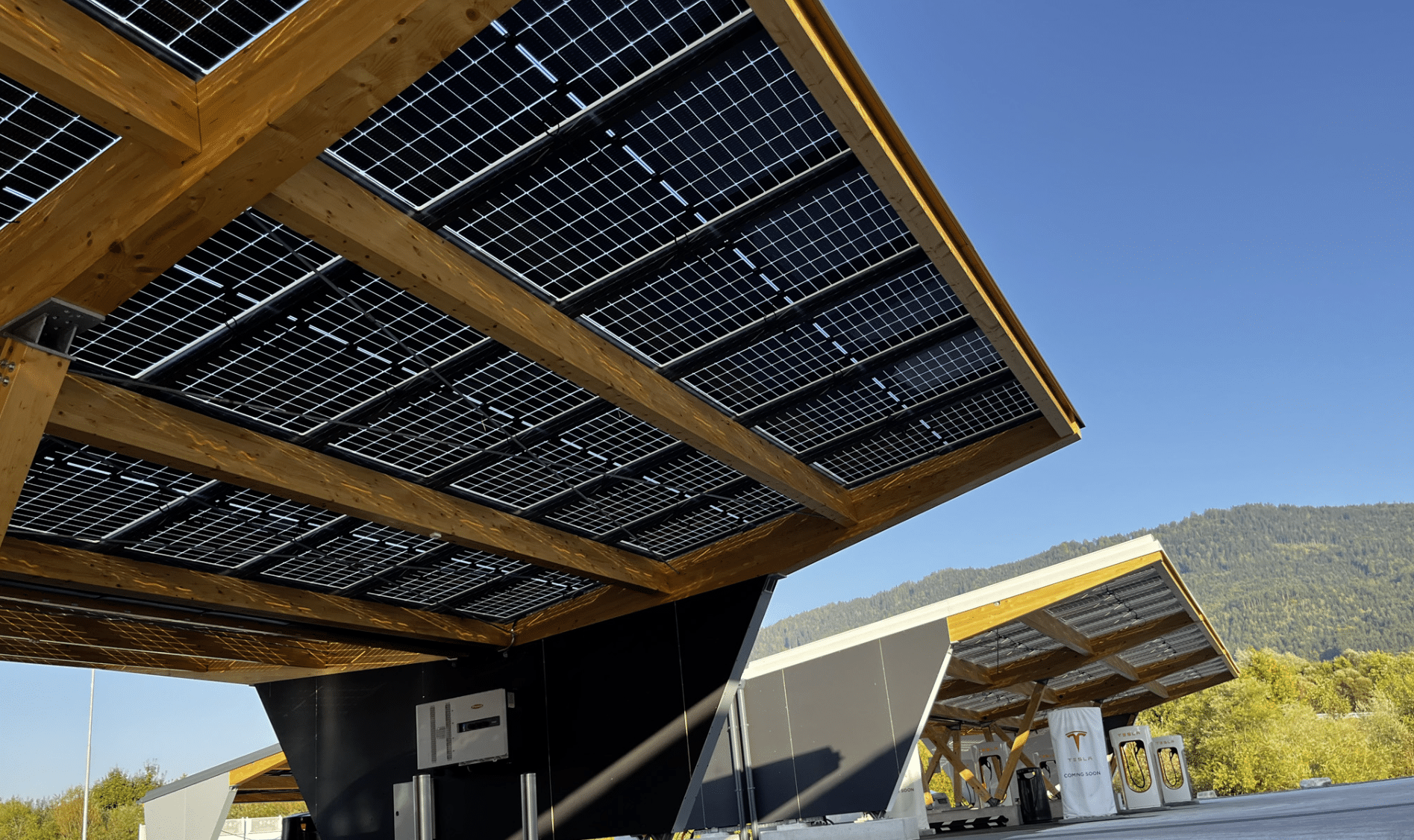 SONNENKRAFT zeigt eine Photovoltaikanlage, welche als Dach auf einem Carport dient undLadeboxen für E-Autos.