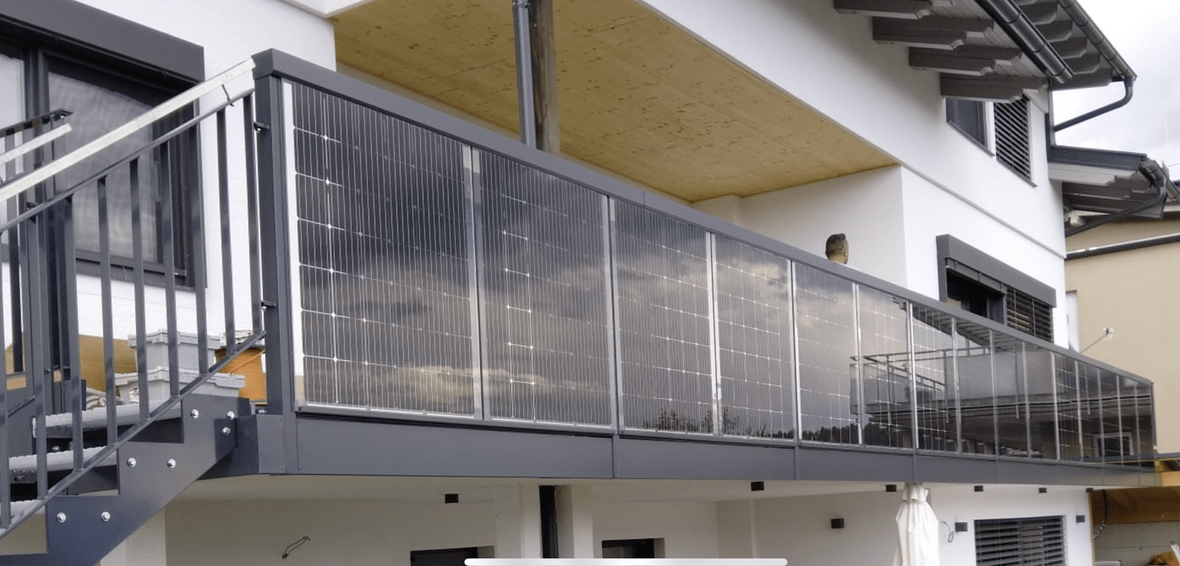 SONNENKRAFT präsentiert eine Photovoltaikanlage, verbaut in einem Treppengeländer, welche auf die Terrasse führt.
