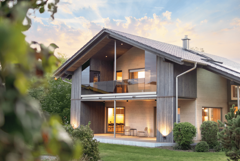 Holzhäuser von Sonnleitner Holzbauwerke - richtig gut bauen, wohnen und leben. Das moderne Glasgeländer sorgt für einen freien Blick in die Natur.