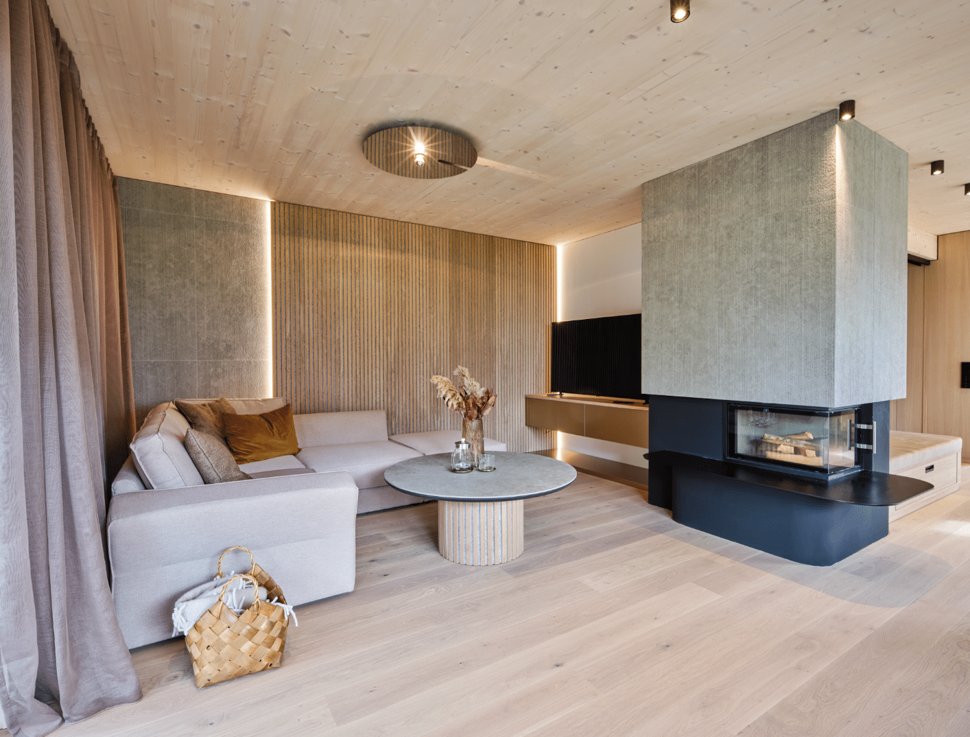 Sonnleitner Holzbauwerke gestaltet Ihren Wohnzimmer zu einem gemütlichen Rückzugsort, mit wunderschönen Ambiente.