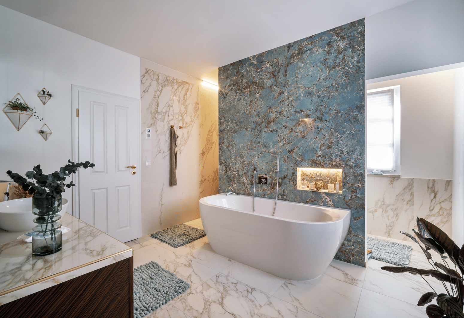 Ein exklusives Badezimmer mit atemberaubender Schönheit zeigt uns Sonnleitner Holzbauwerke.