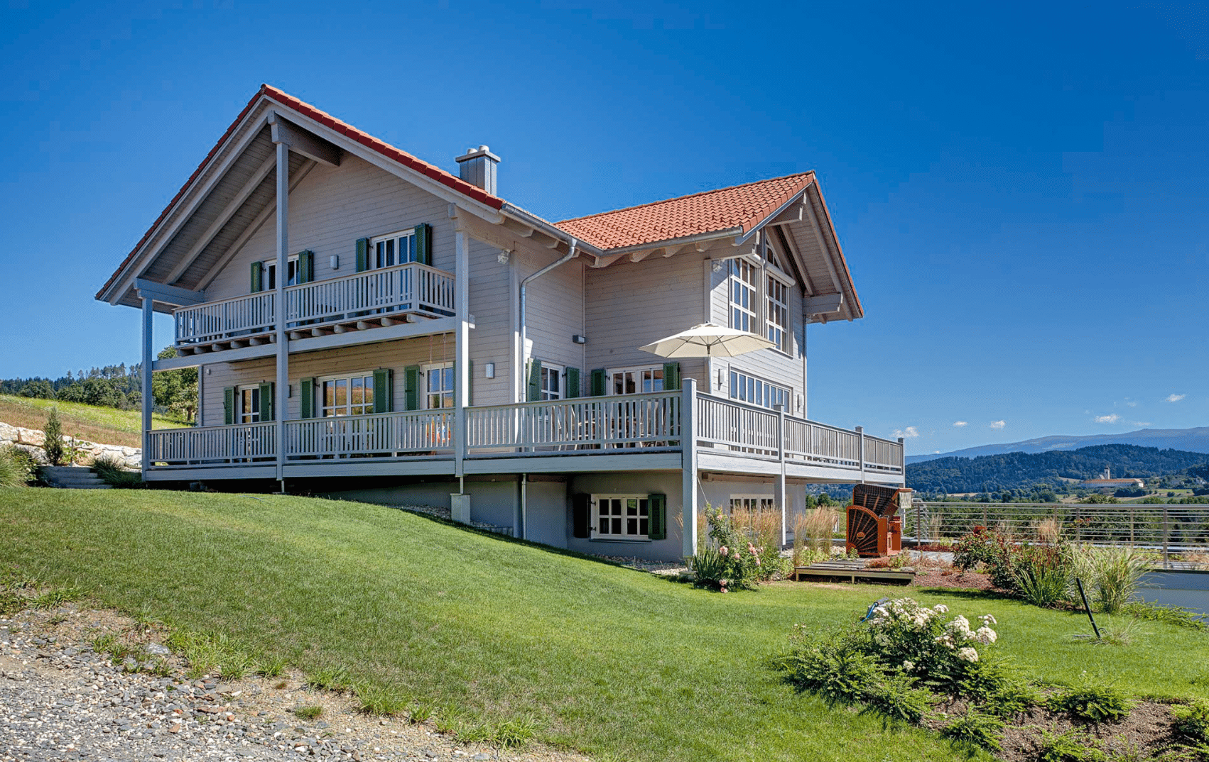 Ein Hanghaus mit zwei schönen Gesichtern zeigt uns Sonnleitner Holzbauwerke. Der Höhenunterschied am Hang erlaubt viel Gestaltungsfreiraum, wenn man ihn zu nutzen weiß.