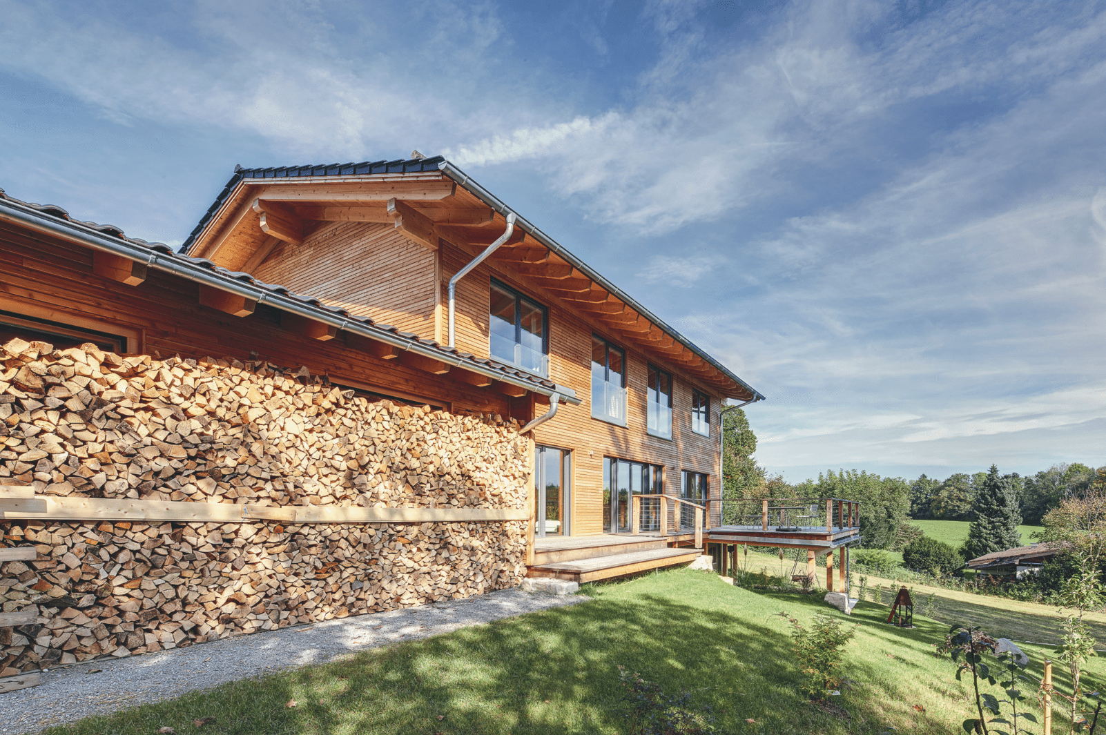 Wir erleben durch Sonnleitner Holzbauwerke ein traditionelles Landhaus, dass größtmöglichen, individuellen Gestaltungsspielraum lässt.